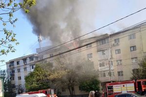 Incendiu puternic într-un bloc de locuinţe. Zeci de persoane evacuate