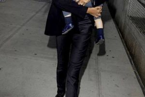 TRAGEDIE ÎN SHOWBIZ!  S-a sinucis după ce s-a aruncat de la etajul 25 al hotelului în care era cazată, de mână cu fiul ei