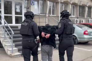 Un tânăr a luat la pumni un bărbat şi i-a distrus maşina. Botoşăneanul, reţinut de poliţişti
