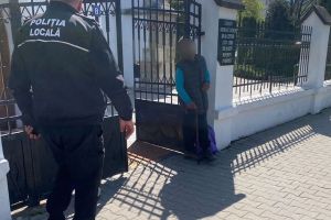 Câţi bani primeşte lunar de la stat un bărbat care cerşeşte pe lângă biserici