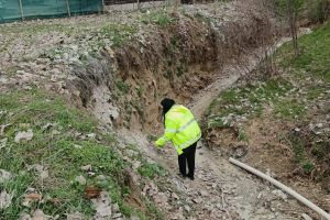 Șase firme din Buzău, închise de Garda de Mediu. Suspiciuni grave de îngropare ilegală de deşeuri