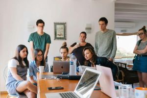 Studenţii ar putea primi burse dacă îi sprijină pe colegii aflaţi în risc de abandon universitar, propune ministrul Educaţiei