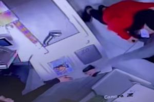 VIDEO Furt într-un magazin din Botoşani. Proprietara face un apel disperat: Vă rog să mă ajutaţi