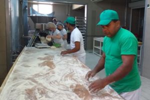 România atrage tot mai mulţi muncitori străini: aproape 150.000 de angajaţi din afara UE