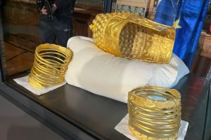 Coiful de la Cotofenesti si cele doua bratari dacice recuperate ajung la Muzeul National de Istorie a Romaniei 