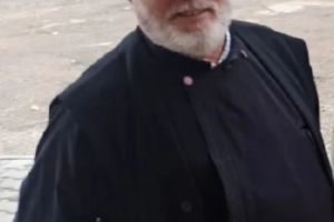 FOTO Tragedie! Un preot a murit după ce locuinţa i-a luat foc