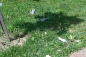 După blocurile gri, gunoaie în curcubeu