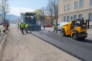 Atenţie, şoferi! Se fac lucrări de asfaltare pe strada Lungă, în Braşov