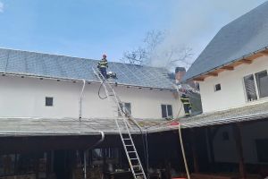 Incendiu la Mănăstirea Izbuc: Focul a izbucnit în podul chiliilor