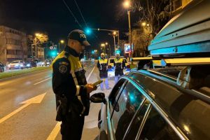 Șofer cu permisul suspendat, prins la volan şi reţinut pentru 24 de ore