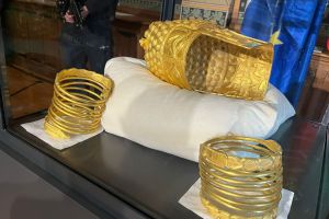 Coiful de la Coţofeneşti şi brăţările dacice revin în România. Când vor fi prezentate publicului