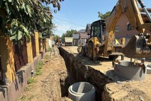 Lucrări de reabilitare a reţelei de apă pe o stradă din municipiul Bacău