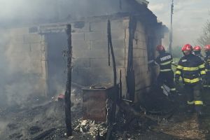 FOTO. Casă cuprinsă de flăcări în judeţul Satu Mare. Incendiul ar fi fost provocat intenţionat!