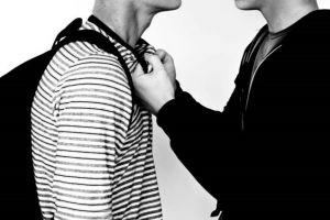 Atac în gaşcă la Teliu! 8 bărbaţi au intrat peste victime în casă şi le-au bătut