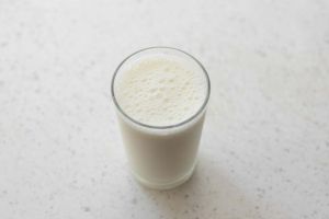 Mulţi părinţi o confundă cu intoleranţa la lactoză. Specialiştii explică ce este, de fapt, alergia la proteina laptelui de vacă