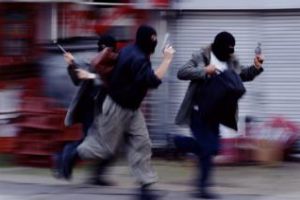 Jaf ca in filme, în România! Doi hoţi au intrat cu armele în bancă şi au furat 100.000 de lei