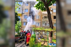 O persoană şi o pisică, evacuate dintr-un bloc din Oradea, în urma unui incendiu (FOTO)