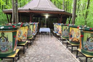 Legenda Fântânii de leac de la Mănăstirea Nucet, un pelerinaj cu puteri tămăduitoare