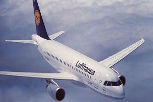 Lufthansa reduce capacitatea de zbor pe fondul creşterii costului kerosenului şi al grevelor piloţilor