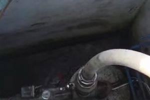 FURT DE APĂ sub ochii autorităţilor?! Imagini explozive din Valea Mare: angajaţi ai Primăriei şi Damila, surprinşi în flagrant. Poliţia… în vacanţă?