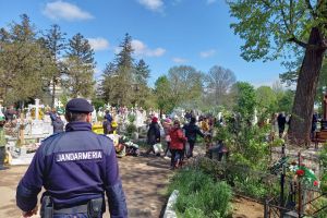 Avertisment pentru cei care sărbătoresc Paştele Blajinilor la cimitirul Eternitatea din Botoşani. Riscă amenzi mari dacă fac asta!
