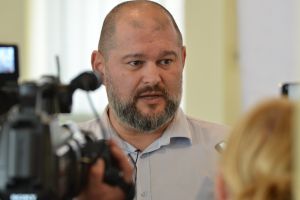 Primăria Reşiţa îşi reduce schema de personal şi anunţă economii la bugetul local