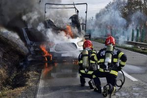 Autoutilitară făcută scrum în Argeş