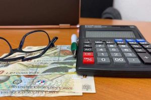 Schimbări majore la salariile bugetarilor şi în sistemul de pensii, adoptate azi de Guvern