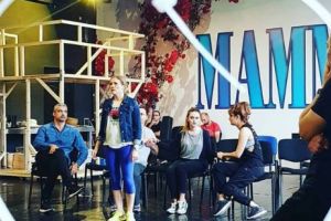 Cel mai aşteptat musical, „MAMMA MIA!” aduce o nouă premieră în România: o sonorizare de Broadway, asigurată de sound designer-ul Andrew Johnson