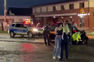 VIDEO Accident produs de un tânăr în timp ce gonea cu poliţia pe urmele sale. Totul a fost filmat!