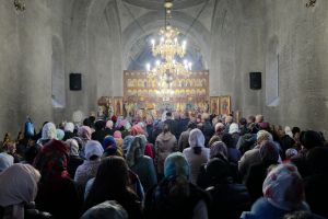 FOTO Sute de suflete în rugăciune la hramul bisericii „Izvorul Tămăduirii” din Botoşani