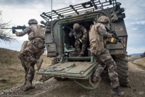 Exerciţii militare cu tehnică blindată şi desant aerian desfăşurate timp de cinci zile, în Poligonul „Păiş” din Sfântu Gheorghe