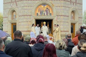 FOTO & VIDEO Credinţă mai tare decât ploaia. Sute de oameni la hramul Mănăstirii Zosin de Izvorul Tămăduirii