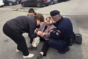Femeie căzută pe stradă, în Focşani, ajutată de jandarmi până la sosirea ambulanţei
