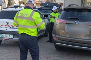Parcări libere, trotuare ocupate, şoferi amendaţi de Poliţia Locală Bistriţa