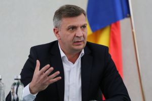 Hurduzeu: „Bolojan n-are decât să-i ia pe cei de la AUR în braţe şi să se cunune festiv în Parlament”