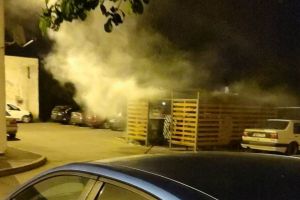 Un bărbat din Săcele a dat foc la 6 ghene de gunoi din Braşov (VIDEO)
