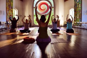 „Săptămâna naşterii” la Oradea: sesiuni gratuite cu medici şi moaşe, care pregătesc familiile pentru marea întâlnire cu bebeluşii