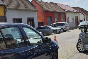 Impact pe Caraiman, la Lugoj. Două maşini s-au ciocnit, iar un şofer a ajuns la spital