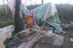 FOTO. Corturi improvizate şi mizerie în zona de picnic din Satu Mare. Cum trăiau persoanele fără adăpost pe malul Someşului