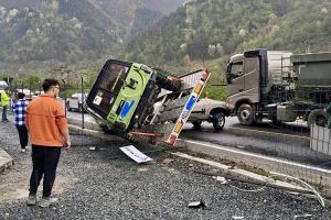 Ultim oră! Accident între un camion şi un autoturism. Trafic afectat pe DN7
