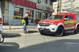 Tencuială căzută pe trotuar în Calea Șagului din Timişoara din cauza unui mesh ilegal