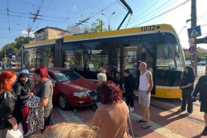Șofer rănit după un impact cu un tramvai în zona Dâmboviţa din Timişoara