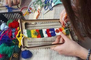 FOTO. Schimb cultural la Muzeul de Arta Populara. Elevi din Germania si Constanta au invatat tainele tesutului traditional