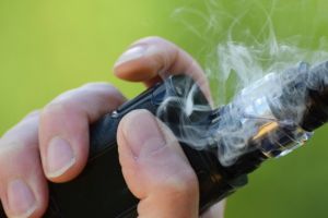 Țigările electronice, vape-urile şi dispozitivele de încălzit tutun ar putea fi interzise în spaţiile publice închise. Proiect depus în Parlament