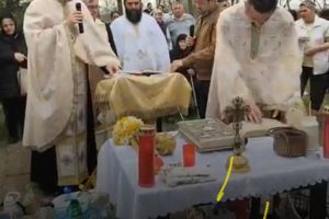 Izvorul Tămăduirii adună credincioşii la Smeeni, dar fără aglomeraţia de altădată