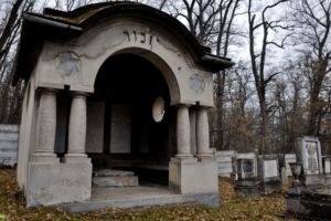 Arhiepiscopia Alba Iuliei condamnă profanarea cimitirul evreiesc din municipiul Reghin