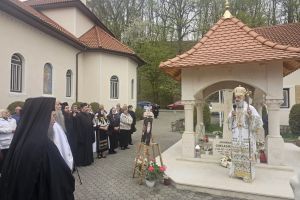 ÎPS Irineu, la mormântul arhimandritului Ghelasie Țepeş în zi de aleasă sărbătoare