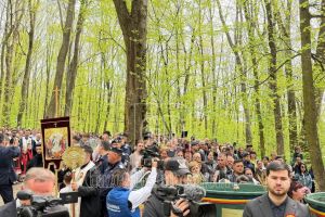 Izvorul tămăduirii: Sute de persoane au mers în procesiune la Mănăstirea Nucet, pentru a lua agheasmă