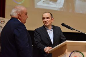 Moment rarisim! „Miliardarul fără chip”, bihoreanul Zoltán Teszári, a apărut public pe scena Filarmonicii Oradea, la „Zilele Medicale” (FOTO)